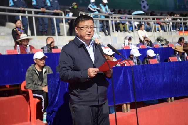 皇马官方晒照，老佛爷向教皇利奥十四世赠送球衣和伯纳乌模型